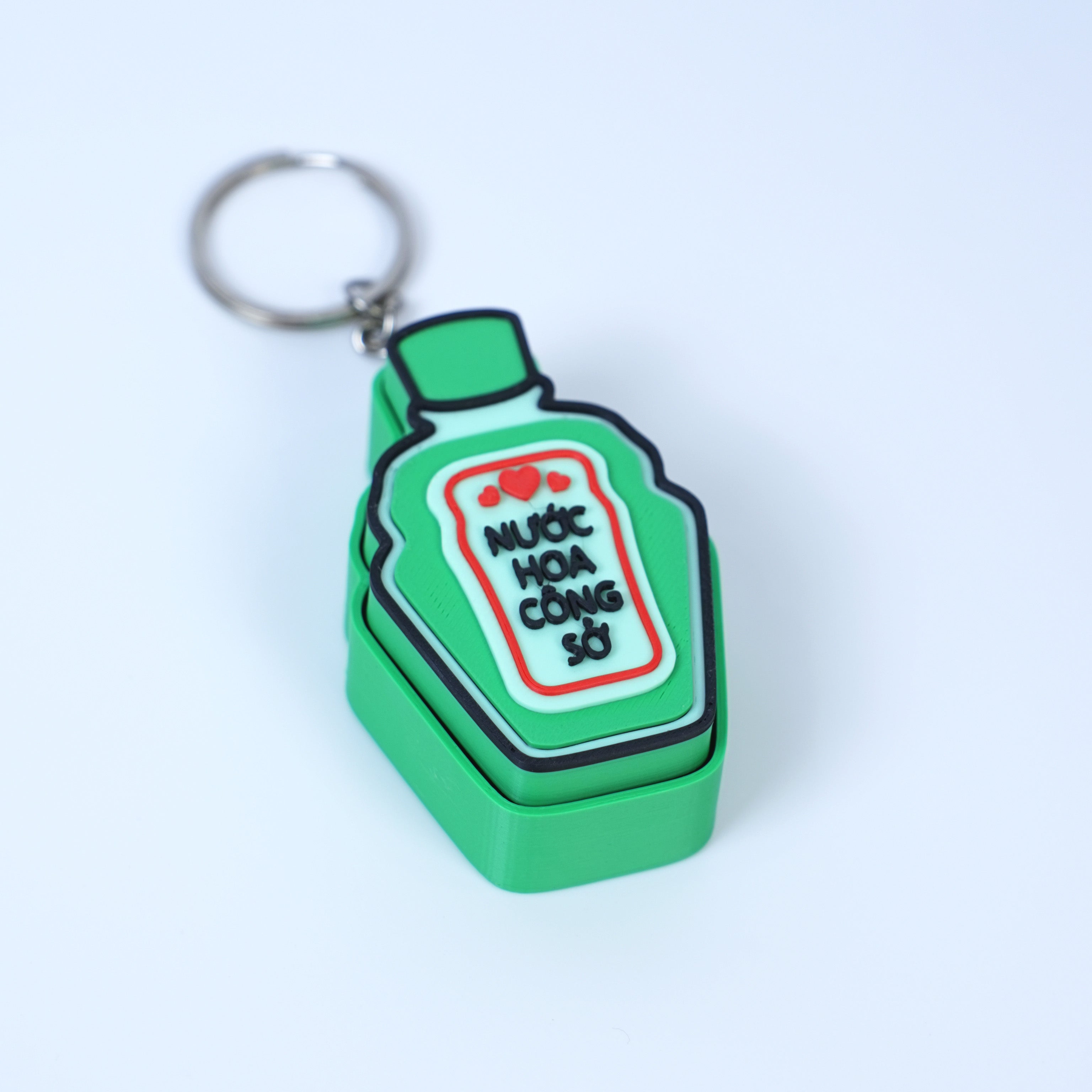 Móc Khóa Clicky Dầu Gió Xanh – Phụ Kiện Hài Hước Cho Dân Công Sở