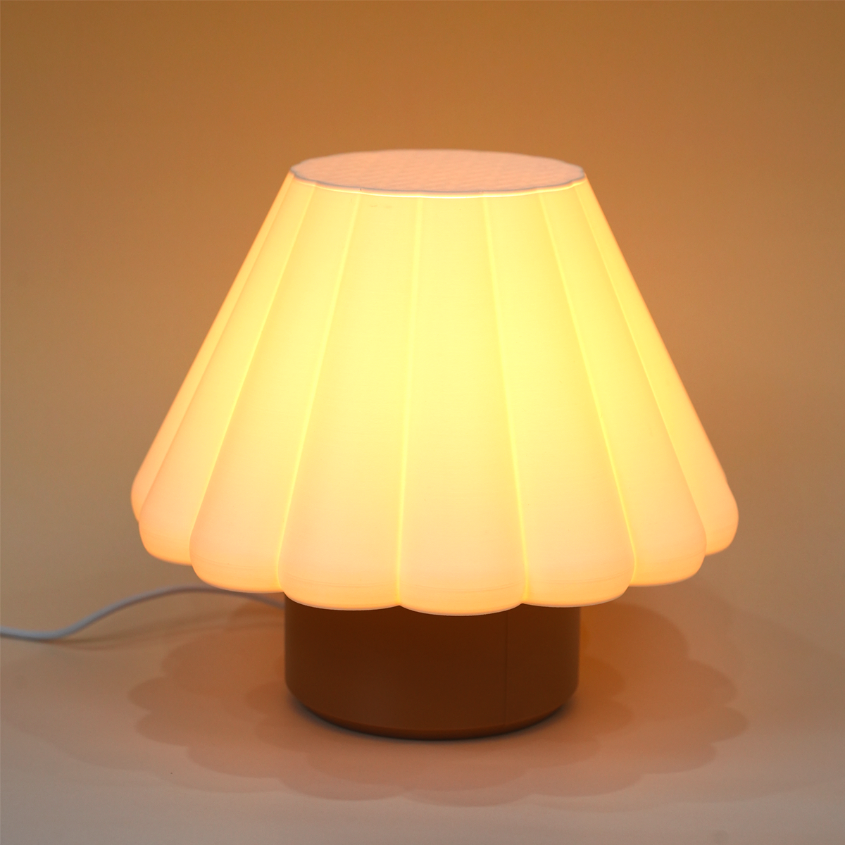 PleatGlow Lamp – Đèn Để Bàn Chụp Xếp Ly, Ánh Sáng Ấm Dịu Mắt