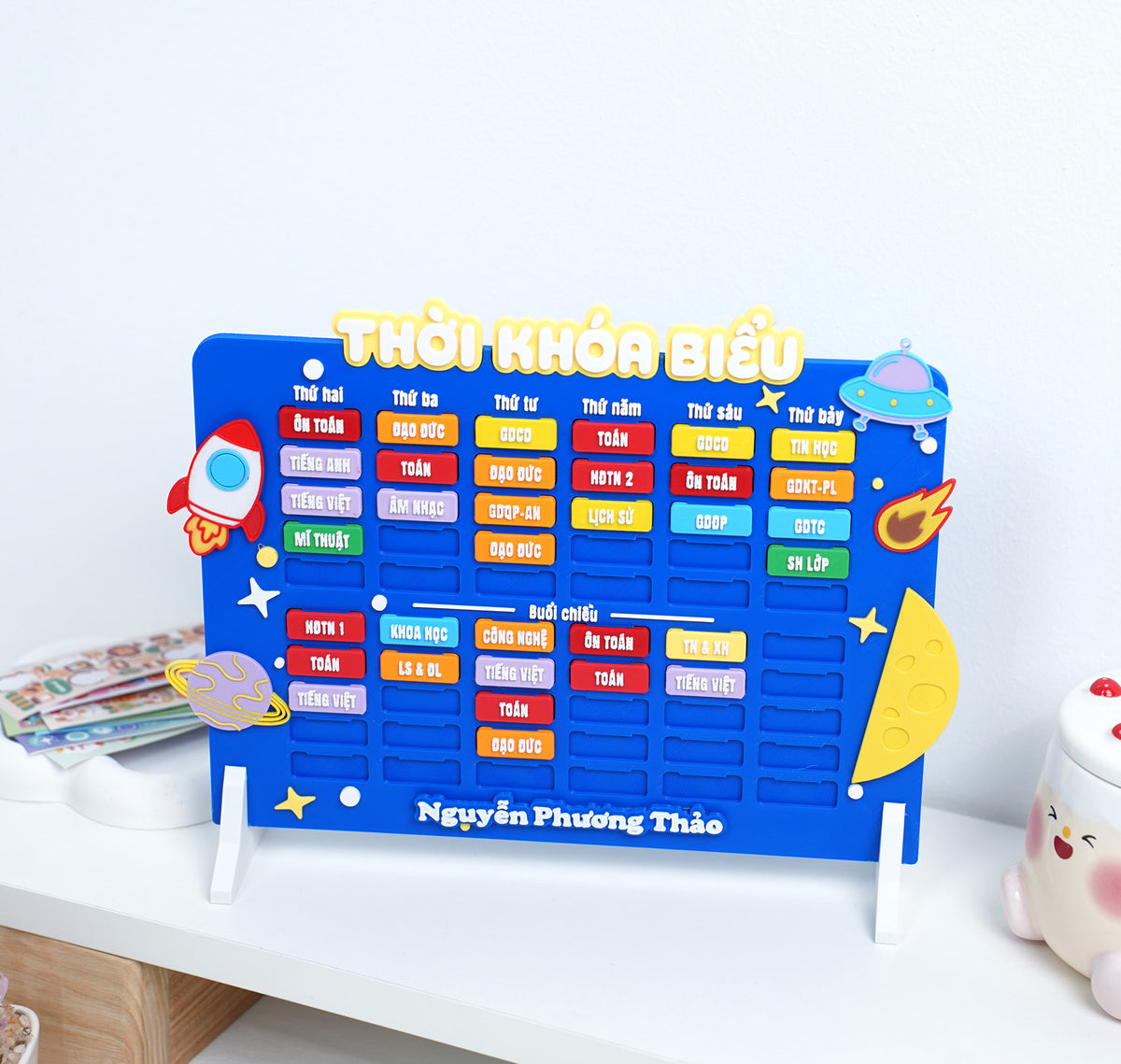 Bảng Thời Khóa Biểu Học Đường 3D – Kèm Chân Đế & Charm Trang Trí