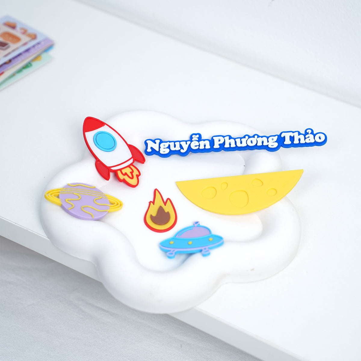 Bảng Thời Khóa Biểu Học Đường 3D – Kèm Chân Đế & Charm Trang Trí