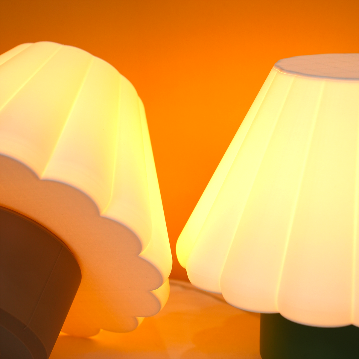 PleatGlow Lamp – Đèn Để Bàn Chụp Xếp Ly, Ánh Sáng Ấm Dịu Mắt