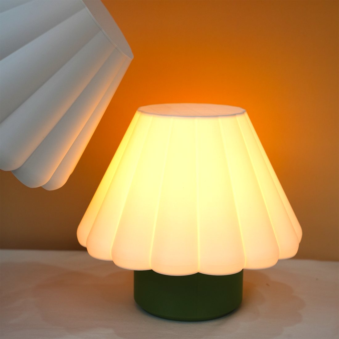 PleatGlow Lamp – Đèn Để Bàn Chụp Xếp Ly, Ánh Sáng Ấm Dịu Mắt