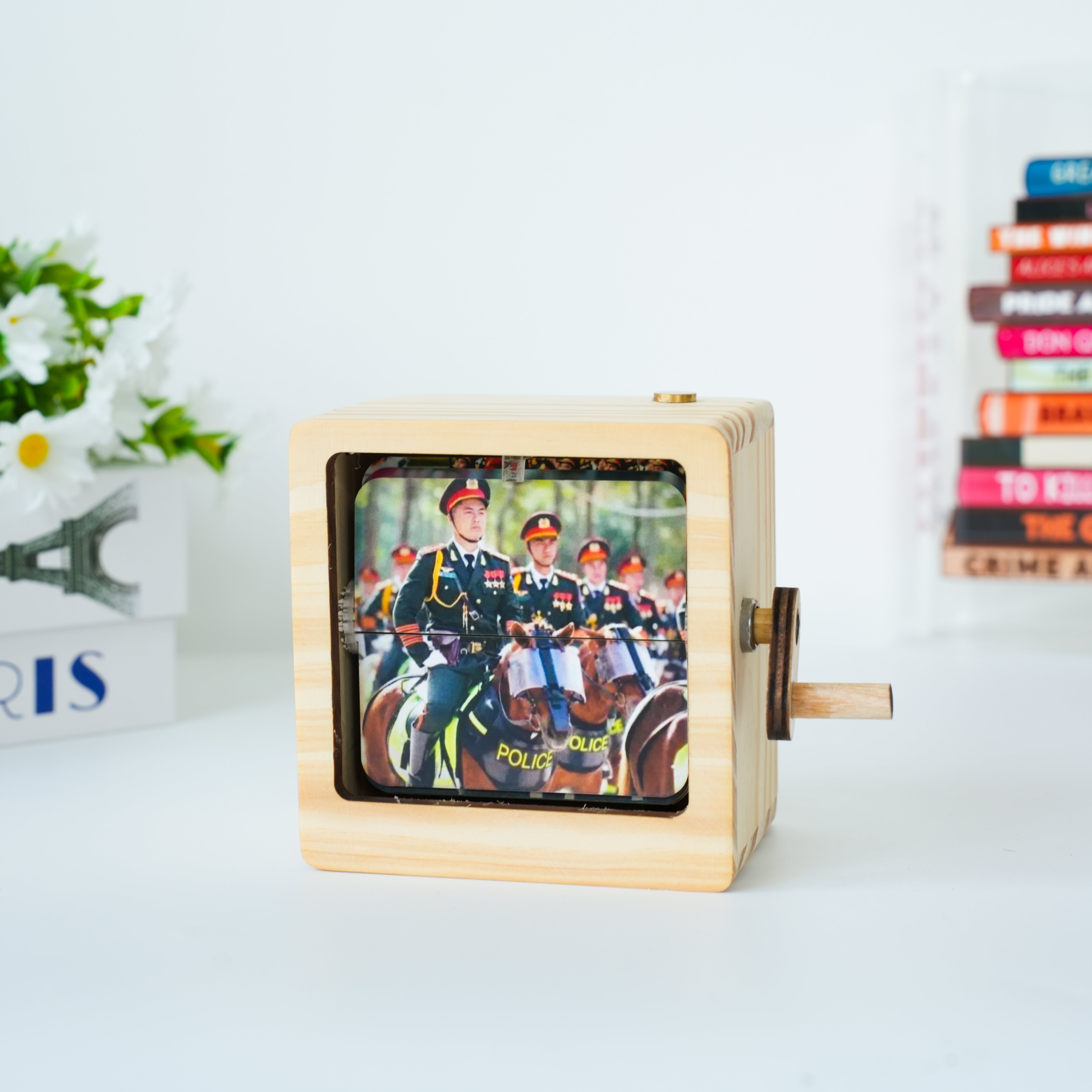 Hộp quay ảnh kỷ niệm - flip photo box - tích hợp đèn LED - in hình ảnh theo yêu cầu - Raccoonie