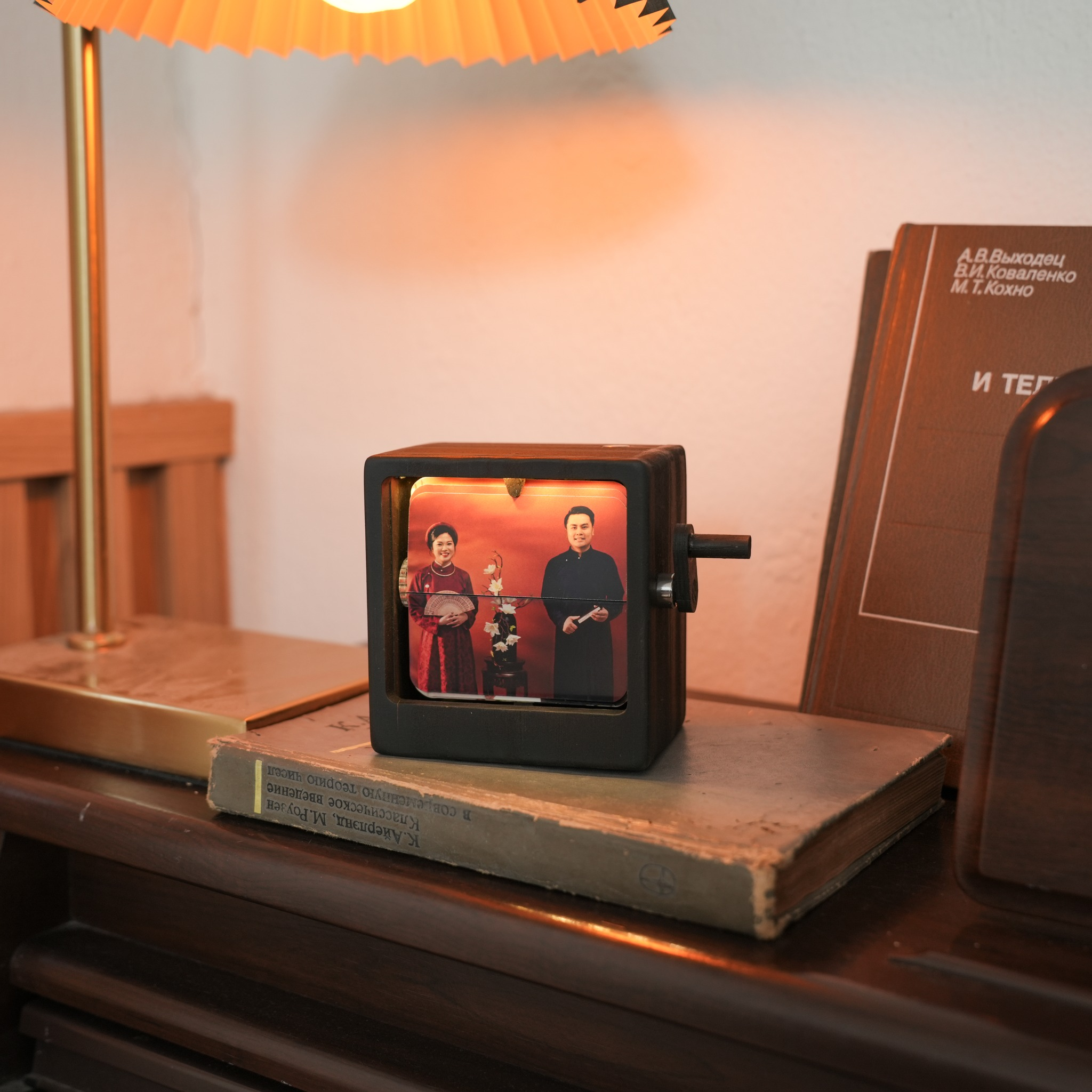 Hộp quay ảnh kỷ niệm - flip photo box - tích hợp đèn LED - in hình ảnh theo yêu cầu - Raccoonie