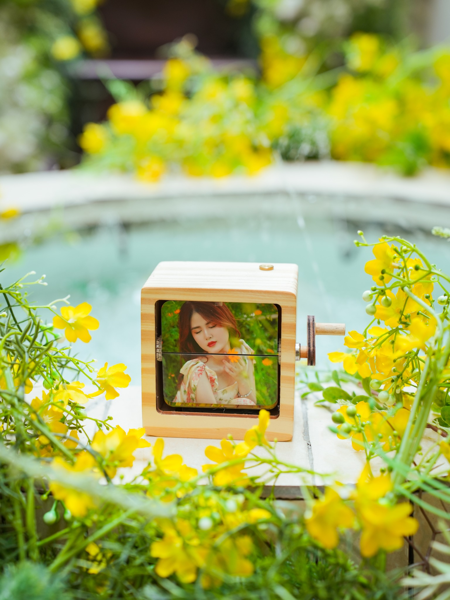 Hộp quay ảnh kỷ niệm - flip photo box - tích hợp đèn LED - in hình ảnh theo yêu cầu - Raccoonie