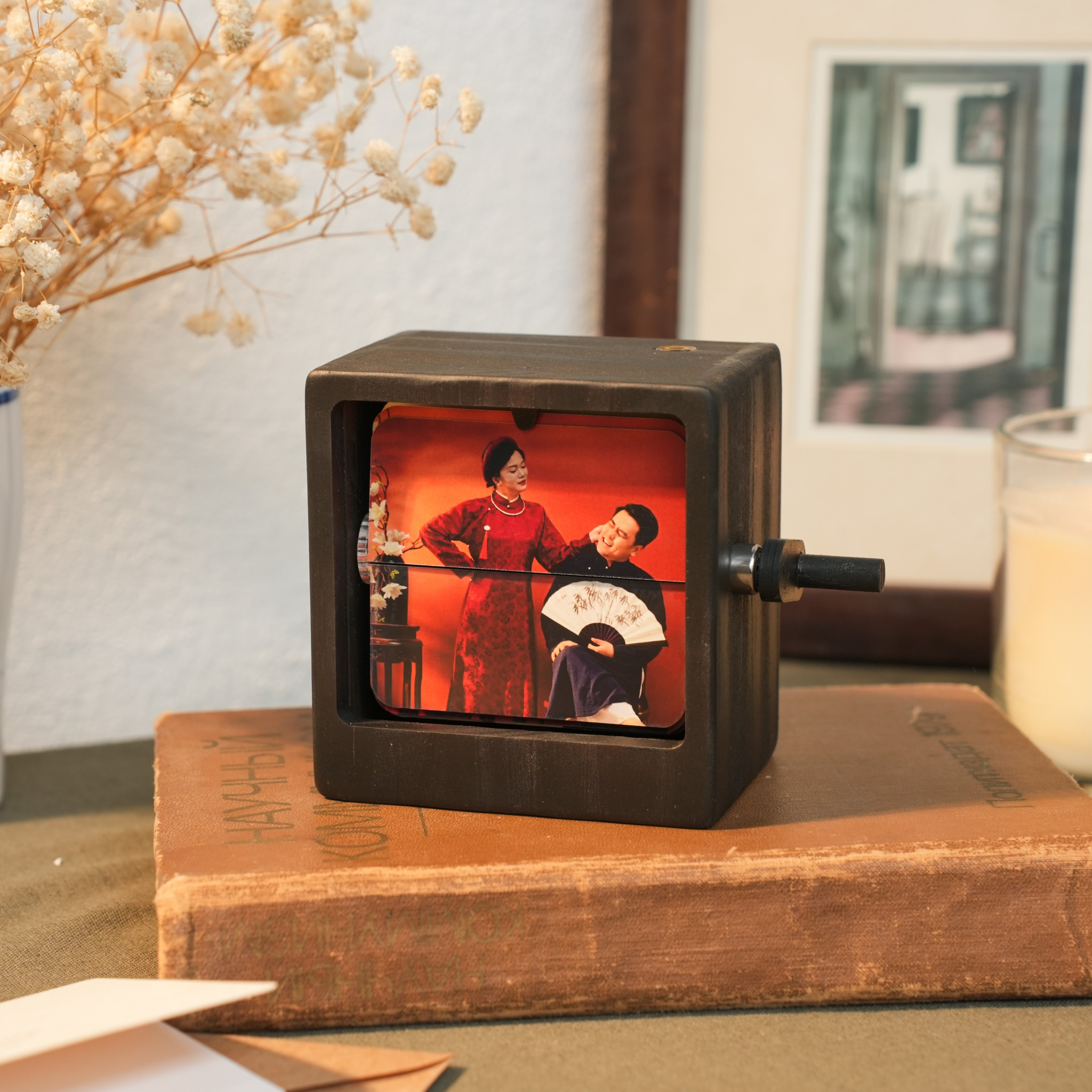 Hộp quay ảnh kỷ niệm - flip photo box - tích hợp đèn LED - in hình ảnh theo yêu cầu - Raccoonie