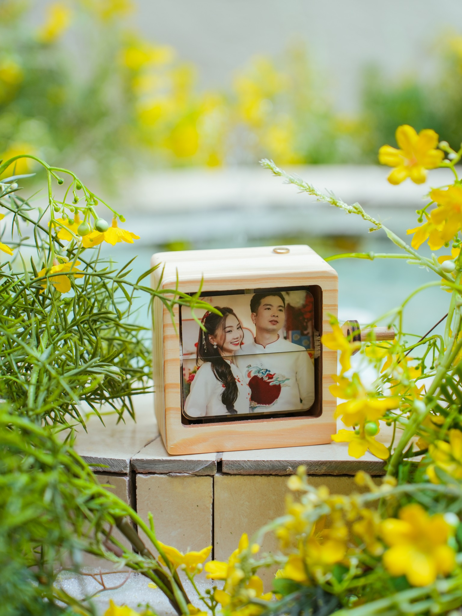 Hộp quay ảnh kỷ niệm - flip photo box - tích hợp đèn LED - in hình ảnh theo yêu cầu - Raccoonie