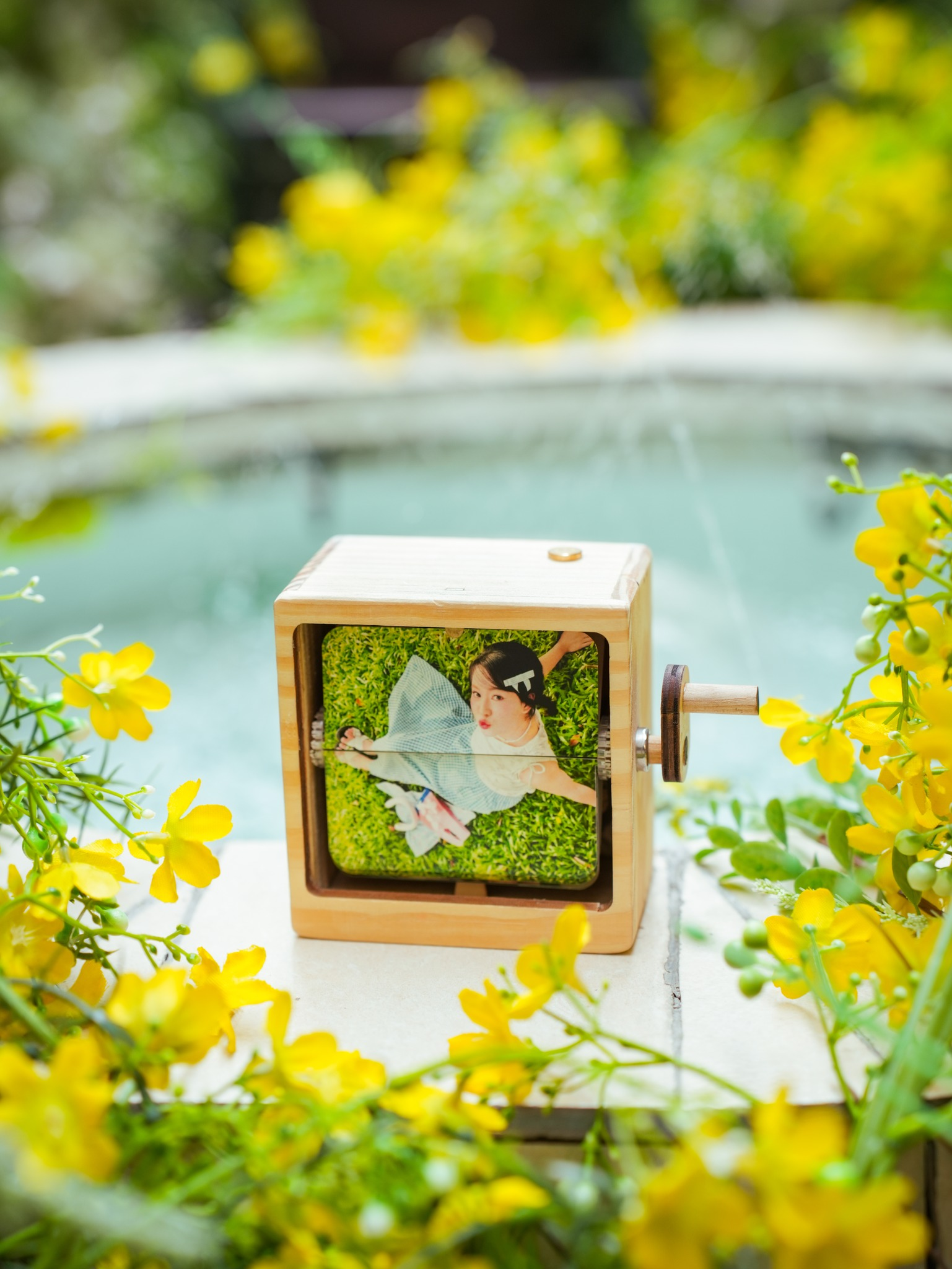 Hộp quay ảnh kỷ niệm - flip photo box - tích hợp đèn LED - in hình ảnh theo yêu cầu - Raccoonie
