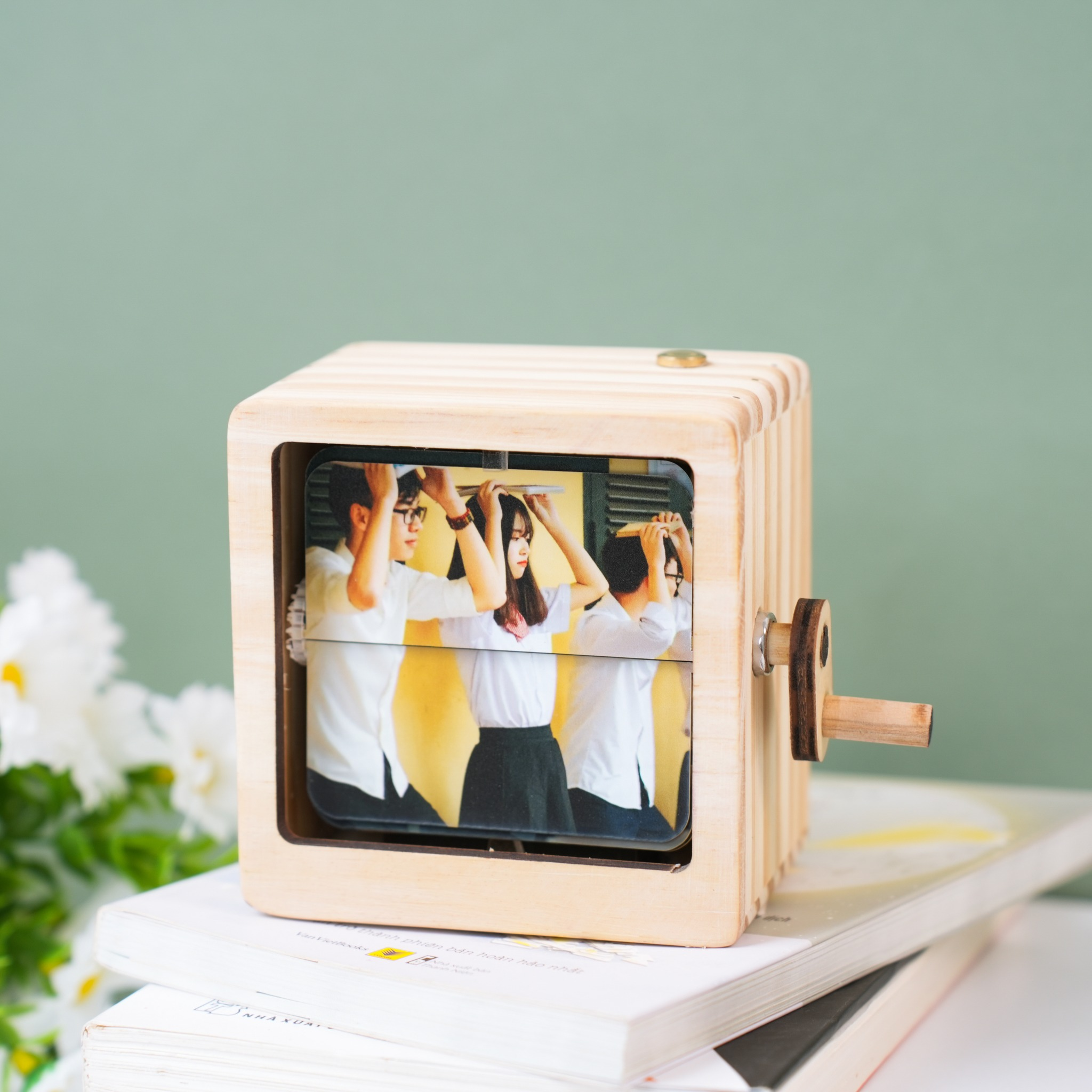 Hộp quay ảnh kỷ niệm - flip photo box - tích hợp đèn LED - in hình ảnh theo yêu cầu - Raccoonie