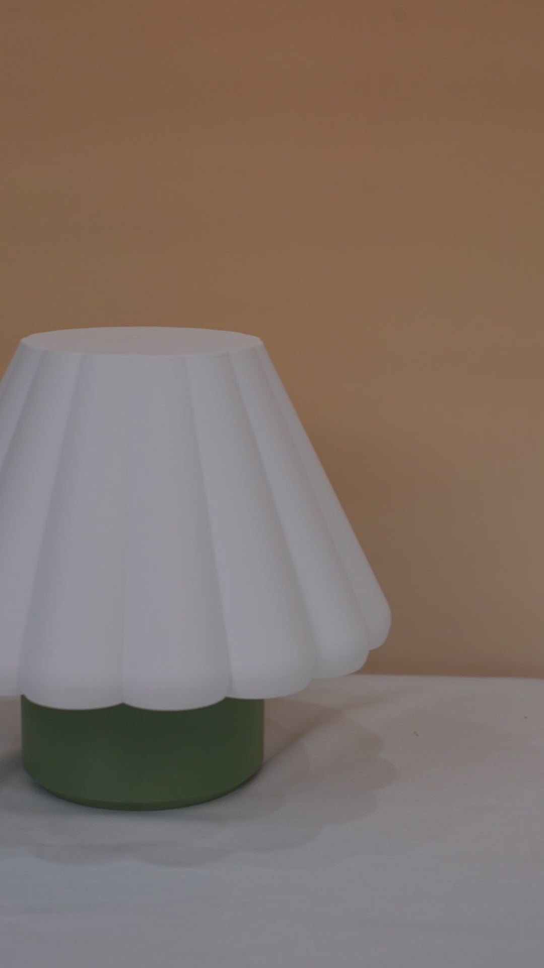 PleatGlow Lamp – Đèn Để Bàn Chụp Xếp Ly, Ánh Sáng Ấm Dịu Mắt