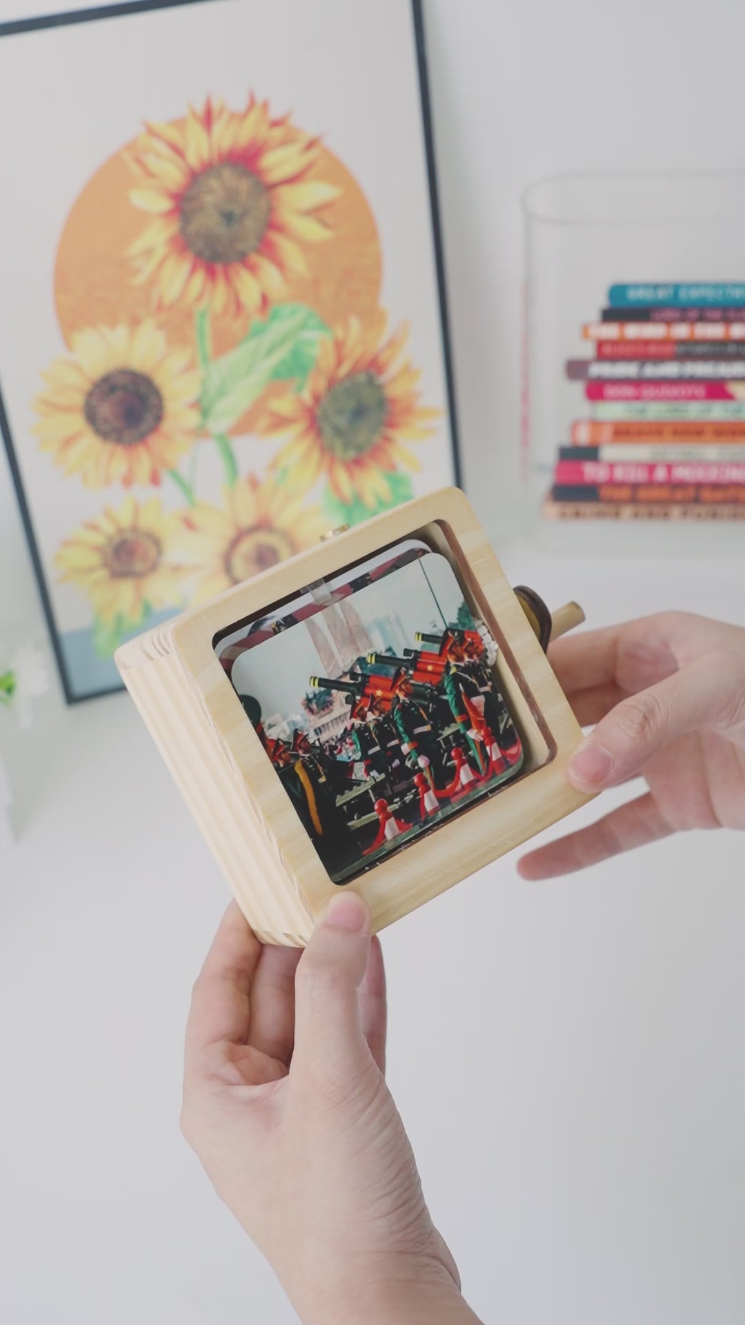 Hộp quay ảnh kỷ niệm - flip photo box - tích hợp đèn LED - in hình ảnh theo yêu cầu - Raccoonie